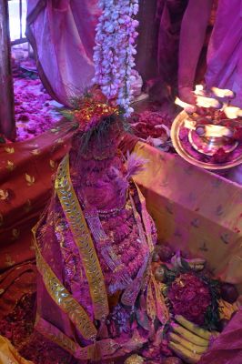 वाराणसी: रंगभरी एकादशी पर श्री काशी विश्वनाथ मंदिर के मध्याह्न भोग आरती में उमड़े श्रद्धालु